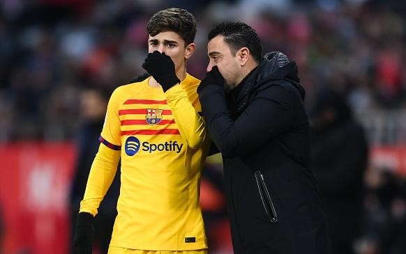 David Ramos/Getty Images – Xavi passando instruções para Gavi em jogo do Barcelona