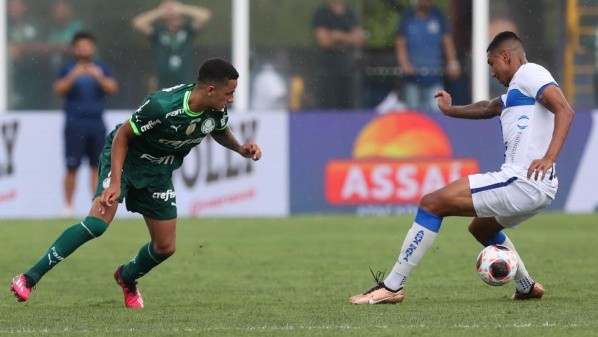 Foto: Cesar Greco/Palmeiras/by Canon – Giovani aplica “caneta” em defensor do Água Santa no último domingo (12)