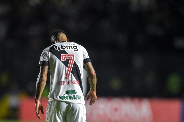Foto: (Thiago Ribeiro/AGIF) - Alex Teixeira não apresentou um bom futebol no Vasco em 2022