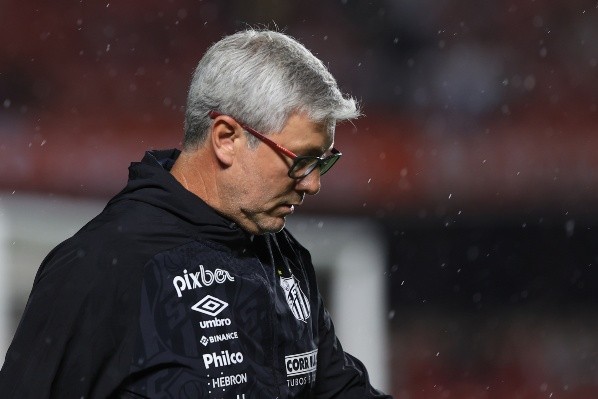 Foto: (Marcello Zambrana/AGIF) - Odair Hellmann ainda busca engrenar no comando do Santos