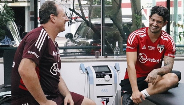 Pato e Rogério Ceni conversando no CCT da Barra Funda - Foto: Twitter oficial do São Paulo