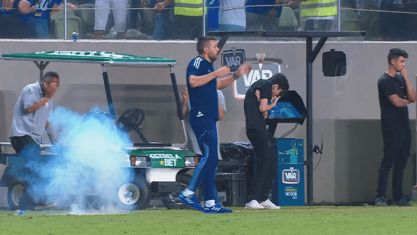 Foto: Premiere/ Bomba jogada em direção a Pezzolano. 