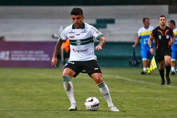 Foto: Gabriel Machado/AGIF – Victor Luís que não foi expulso no jogo foi punido pelo TJD