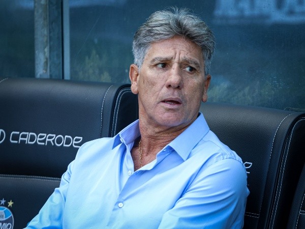 Foto: (Maxi Franzoi/AGIF) - Vina espera ter espaço com Renato Portaluppi no Grêmio