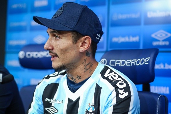 Foto: (Lucas Uebel/Grêmio FBPA) - Vina deve fazer sua estreia pelo Grêmio