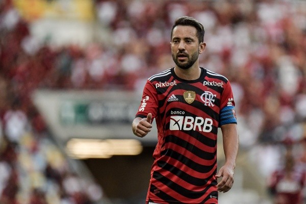 Foto: (Thiago Ribeiro/AGIF) - A tendência é que Everton Ribeiro renove seu contrato com o Flamengo