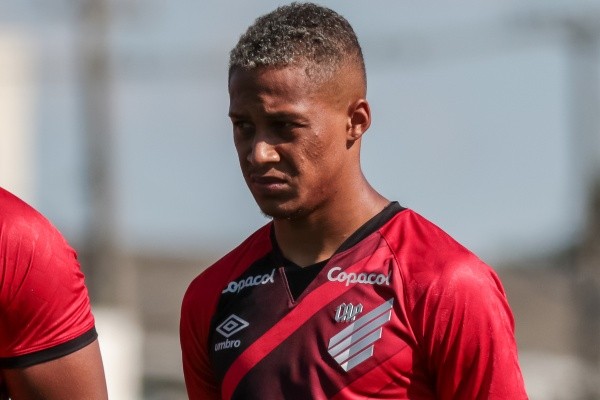 Foto: (Robson Mafra/AGIF) - Vitinho deixou o Athletico recentemente
