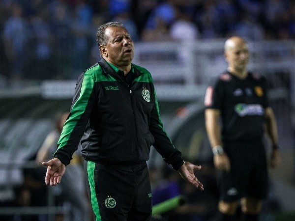 RS - Porto Alegre - 09/02/2023 - GAUCHO 2023, JUVENTUDE X GREMIO - Celso Roth tecnico do Juventude durante partida contra o Gremio no estadio Alfredo Jaconi pelo campeonato Gaucho 2023. Foto: Maxi Franzoi/AGIF RS - Porto Alegre - 09/02/2023 - GAUCHO 2023, JUVENTUDE X GREMIO - Celso Roth tecnico do Juventude durante partida contra o Gremio no estadio Alfredo Jaconi pelo campeonato Gaucho 2023. Foto: Maxi Franzoi/AGIF