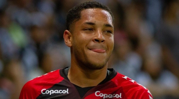 Vitor Roque é destaque no Athletico Paranaense - Foto: Fernando Moreno/AGIF