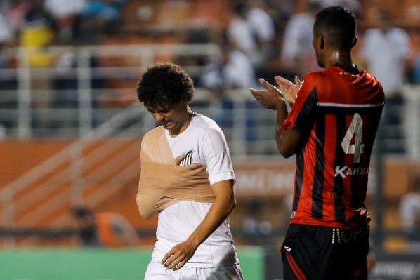 Foto:Ale Cabral/AGIF – Victor Ferraz jogou com o braço enfaixado contra o Ituano