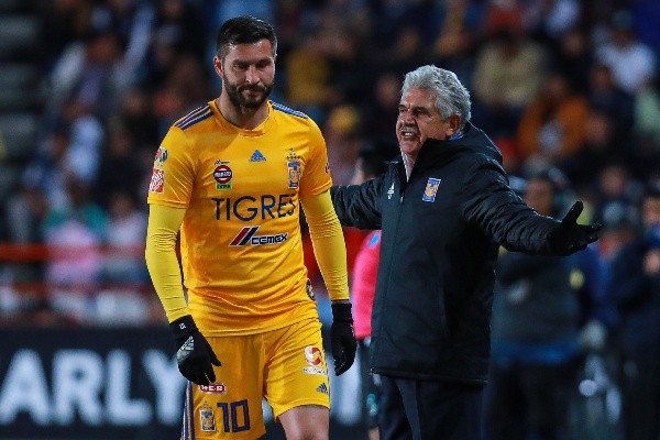 Foto: Manuel Velasquez/Getty Images – Ferretti orienta Gignac em partida pelo Mundial contra o Palmeiras em 2021