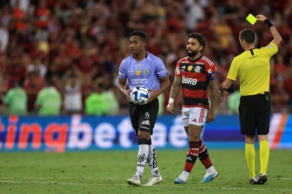 Defensor ex-Fortaleza foi provocado por Gabigol antes de cobrar pênalti decisivo, mas não se abalou e converteu com frieza. Foto: Buda Mendes/Getty Images