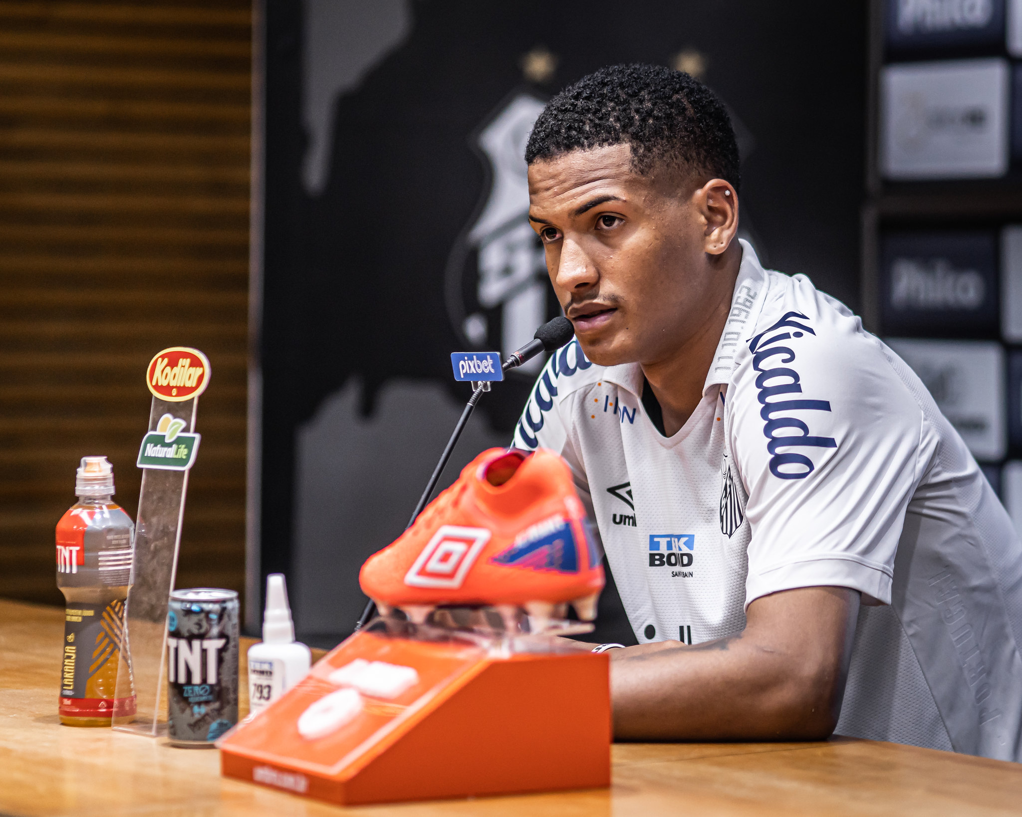 Foto: (Raul Baretta/Santos FC) - Ângelo está perto de trocar o Santos pelo Flamengo