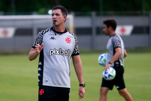 Foto: (Daniel Ramalho/Vasco) - Maurício Barbieri quer encaixar Andrey na escalação do Vasco Foto: (Daniel Ramalho/Vasco) - Maurício Barbieri quer encaixar Andrey na escalação do Vasco