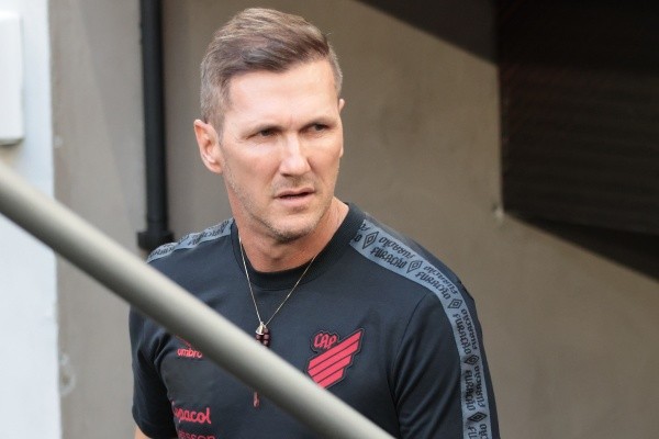 Foto: (Robson Mafra/AGIF) - Paulo Turra foi obrigado a mudar a formação do Athletico