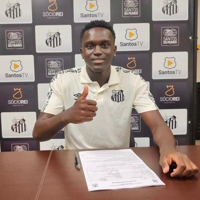 Foto: Reprodução/Santos – Matheus Matias assinando contrato com o Santos