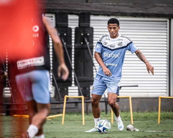 Foto:Raul Baretta/ Santos FC – Ângelo está na mira do Flamengo para 2023