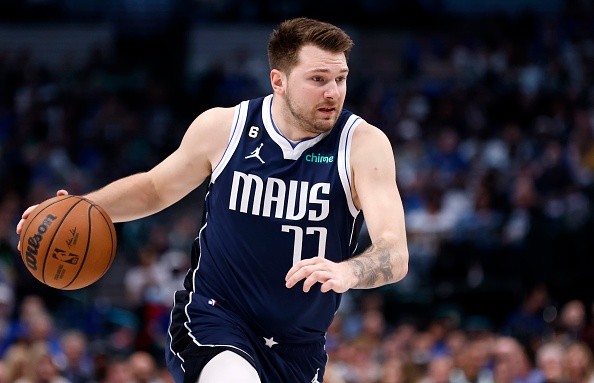 Doncic tem sido um dos principais cestinhos da temporada.     Créditos: Ron Jenkins/Getty Images