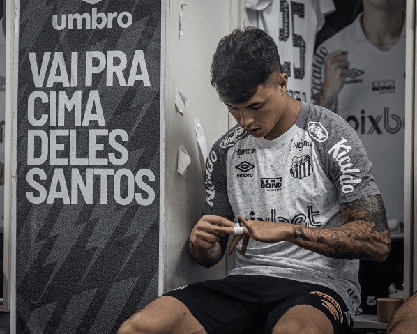 Foto: (Raul Baretta/Santos FC) - Vinicius Zanocelo e