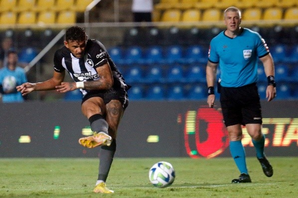 Foto: (Vitor Silva/Botafogo) - Tiquinho Soares tem sido o grande nome do Botafogo desde que chegou