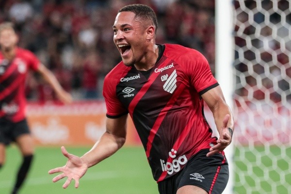 PR - Curitiba - 12/03/2023 - PARANAENSE 2023, ATHLETICO-PR X SAO JOSEENSE - Vitor Roque jogador do Athletico-PR comemora seu gol durante partida contra o Sao Joseense na Arena da Baixada pelo Campeonato Paranaense 2023. Foto: Robson Mafra/AGIF