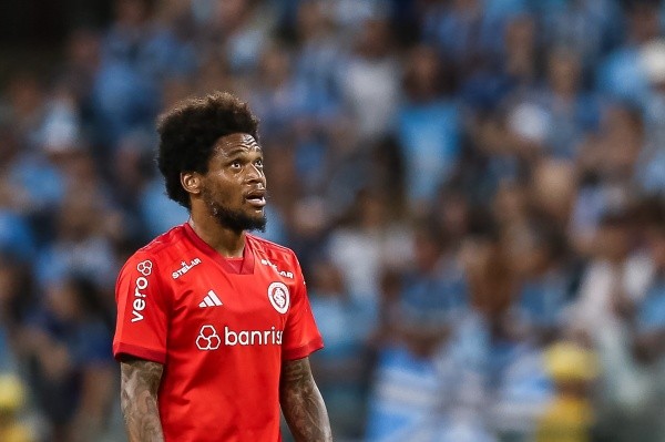 Foto: (Pedro H. Tesch/AGIF) - Luiz Adriano briga por uma vaga entre os titulares do Colorado Foto: (Pedro H. Tesch/AGIF) - Luiz Adriano briga por uma vaga entre os titulares do Colorado