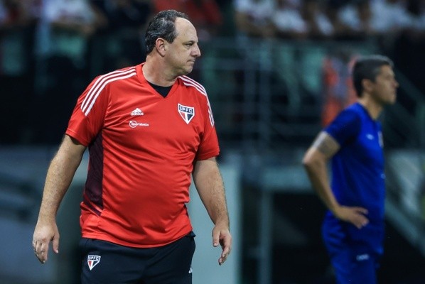 Foto: (Marcello Zambrana/AGIF) - Ceni tem sofrido com o alto número de lesões no Tricolor Foto: (Marcello Zambrana/AGIF) - Ceni tem sofrido com o alto número de lesões no Tricolor