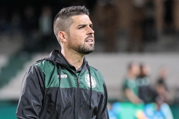 Foto: (Robson Mafra/AGIF) - António Oliveira tem se impressionado com Boschilia nos treinamentos do Coritiba