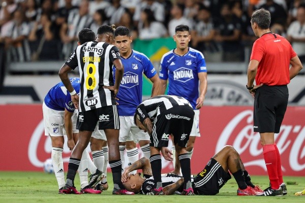 Foto: (Gilson Junio/AGIF) - Allan se lesionou logo no início do jogo entre Atlético e Millonarios, da Colômbia, pela Libertadores