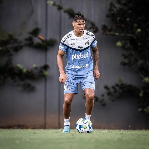 Foto: Reprodução/Raul Baretta/ Santos FC – Cadu treinando com os profissionais