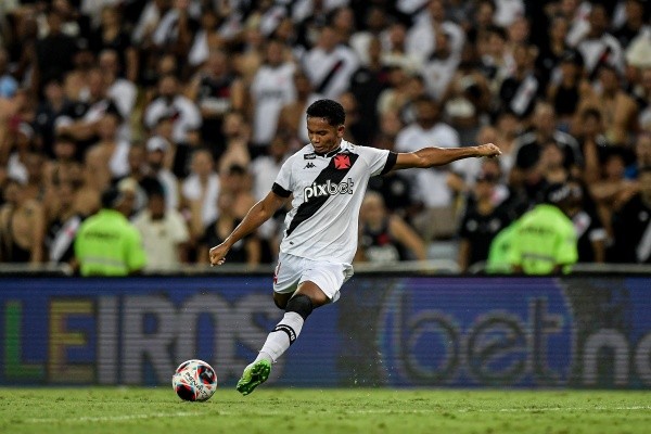Foto: (Thiago Ribeiro/AGIF) - Eguinaldo está em baixa no Vasco e chamou a atenção do Atlético-MG Foto: (Thiago Ribeiro/AGIF) - Eguinaldo está em baixa no Vasco e chamou a atenção do Atlético-MG