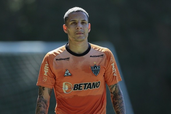 Foto: (Pedro Souza/Atlético) - Arana já corre pelos gramados no CT do Galo