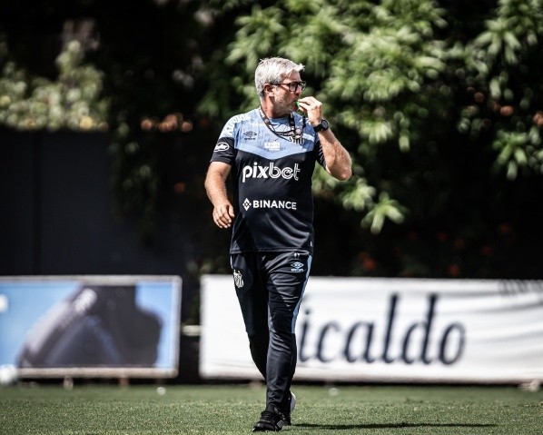 Foto: (Raul Baretta/Santos FC) - Odair Hellmann se impressionou com Camacho nos treinamentos do Santos