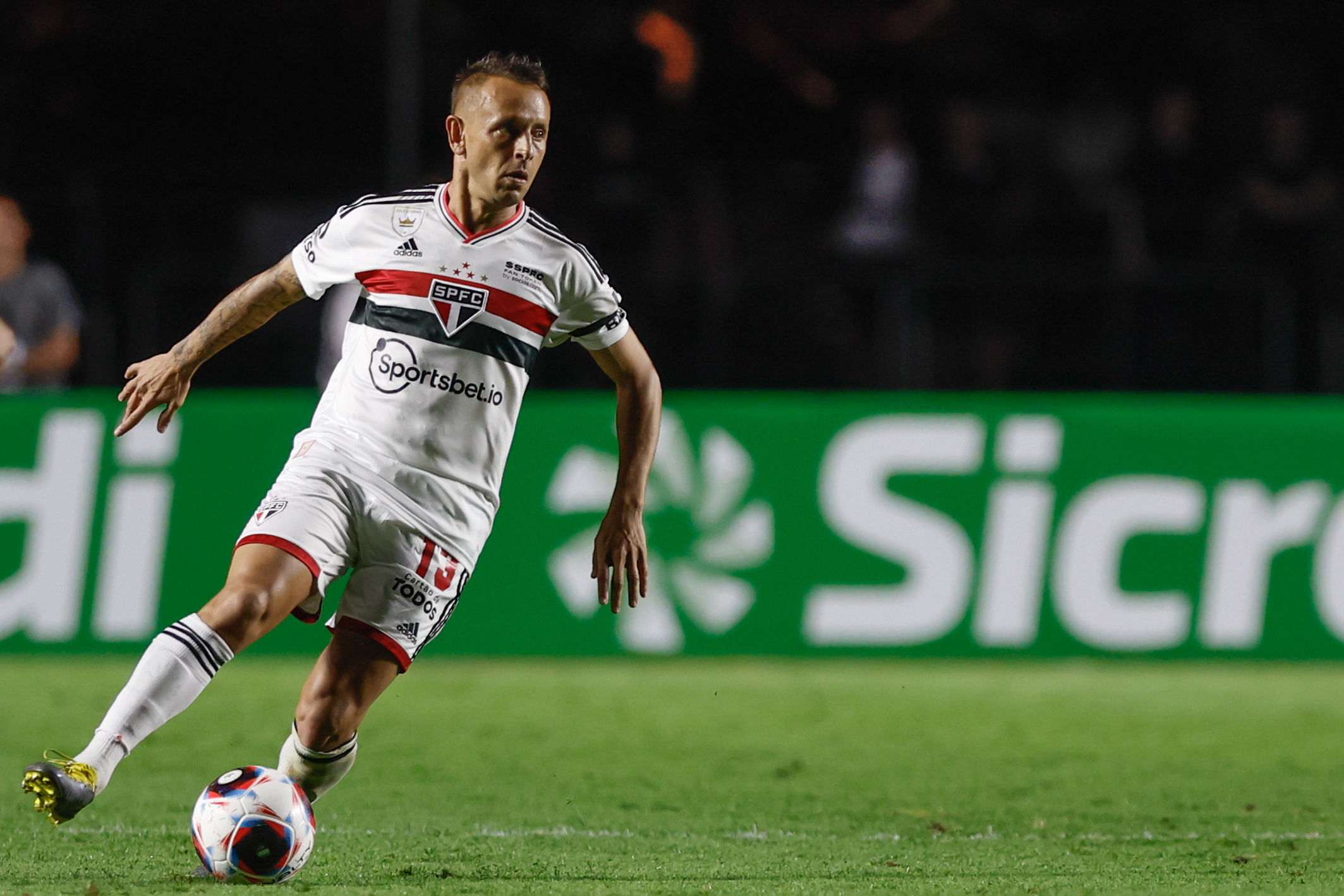 Foto: (Marcello Zambrana/AGIF) - Apesar do interesse do Coritiba, Rafinha quer permanecer no São Paulo