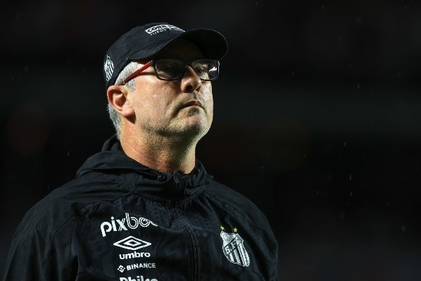 Foto: Marcello Zambrana/AGIF – Odair é respaldado no Santos por Rueda e Falcão, mas Inter tem interesse em sua volta