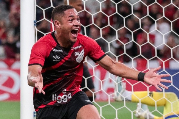 Foto: (Robson Mafra/AGIF) - Vitor Roque está em alta no Furacão