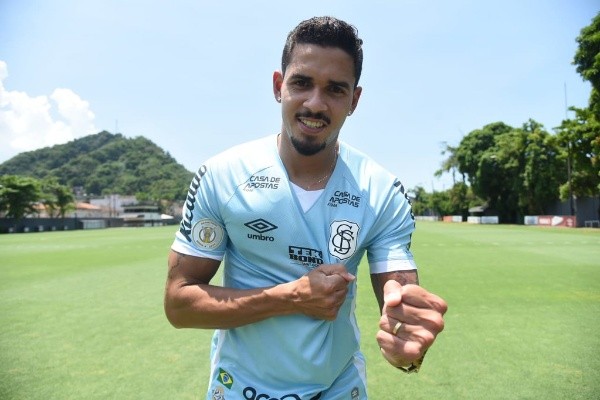 Foto: (Ivan Storti/Santos FC) - Veríssimo ganhou projeção com a camisa do Santos