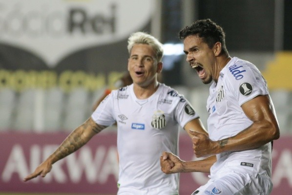 Foto: Marcello Zambrana/AGIF – Soteldo e Lucas Veríssimo