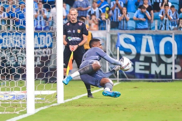 Foto: Fernando Alves/AGIF – Adriel viveu momento de herói no fim de semana após defender dois pênaltis contra Ypiranga