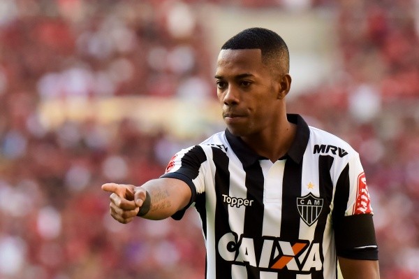 Agif/Thiago Ribeiro – Robinho entrega passaporte à Justiça