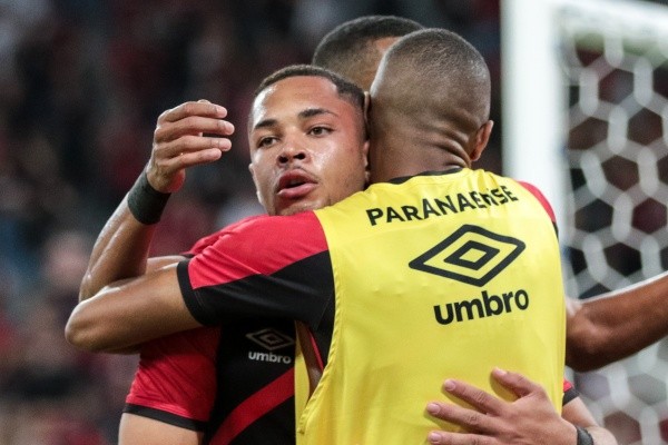 PR - Curitiba - 12/03/2023 - PARANAENSE 2023, ATHLETICO-PR X SAO JOSEENSE - Vitor Roque jogador do Athletico-PR comemora seu gol com jogadores do seu time durante partida contra o Saojoseense no estadio Arena da Baixada pelo campeonato Paranaense 2023. Foto: Robson Mafra/AGIF
