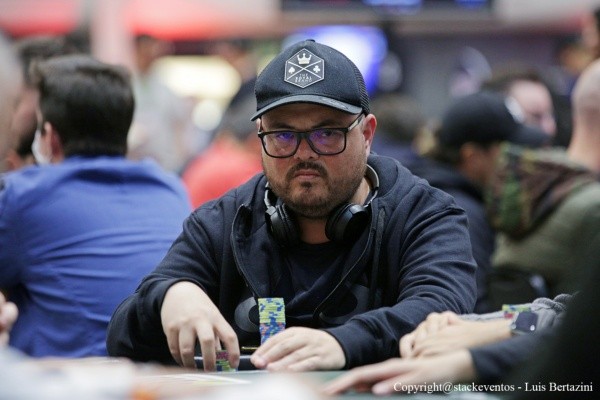 Denis Nagatomo, o irmão de Ricardo, apresentou o poker ao campeão (Foto: Luis Bertazini/BSOP)