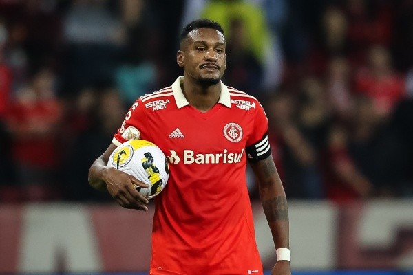 Foto: (Pedro H. Tesch/AGIF) - Edenilson era alvo de críticas nos tempos de Internacional