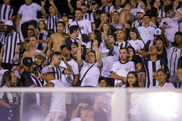 Foto: Douglas Silveira/AGIF – Torcida do Figueirense está ajudando o Clube no momento