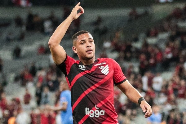 Foto: (Robson Mafra/AGIF) - O Athletico quer contar com Vitor Roque em abril