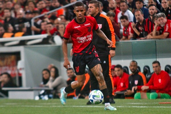 Foto: (Gabriel Machado/AGIF) - Esquivel chega ao Athletico para suprir a saída de Pedrinho